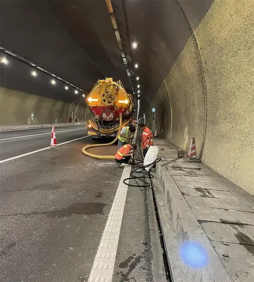 府谷隧道排水渠清淤